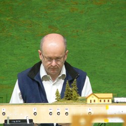 Za výpravní budovou je skryt MOs 5162. Je pondělí, 10:59 hod. a strojvedoucí poněkud posmutnělý čeká, až odbije jedenáctá: „Zastavte čas! - díky všem, setkání právě po 5 provozních 24hodnových dnech a 8 hodinách dne šestého skončilo.“